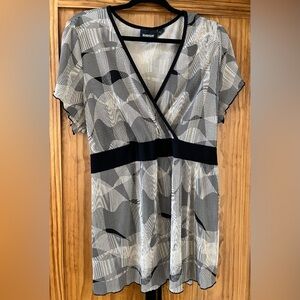Avenue Black and White Geometric Artsy Blouse Size 22/24